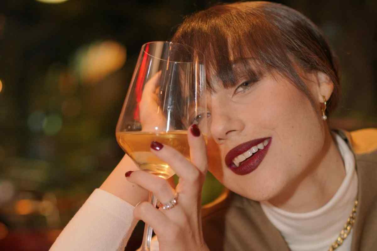 Rosalinda Cannavò con in mano un bicchiere di vino bianco