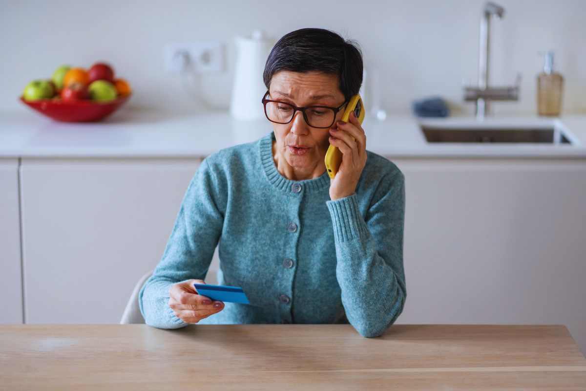 Donna preoccupata che parla al telefono