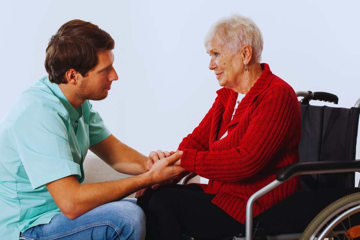 infermiere e anziana disabile