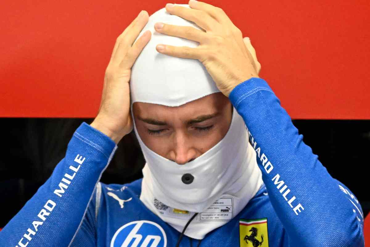 Gesto di disperazione di Leclerc al box