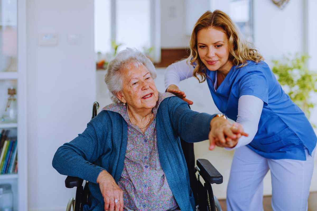 anziana disabile con infermiera