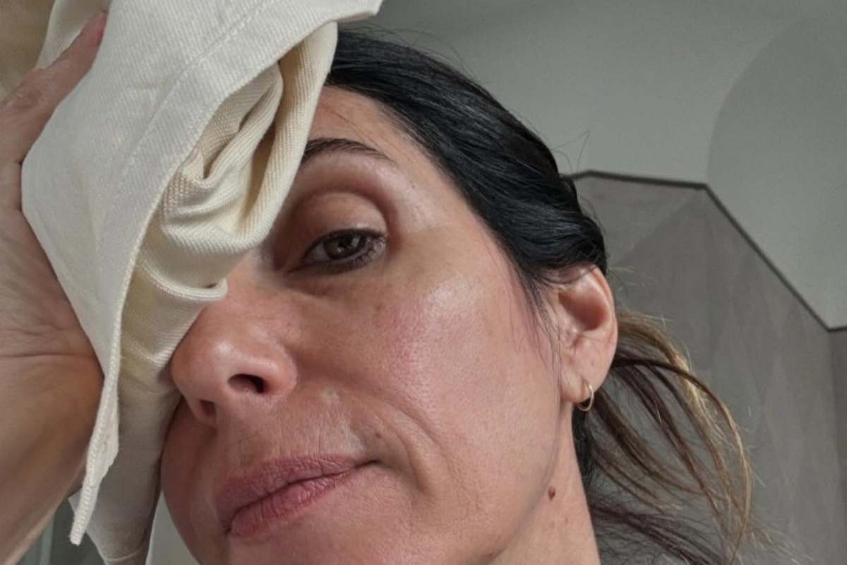 Giorgia tampona la ferita alla fronte con un panno
