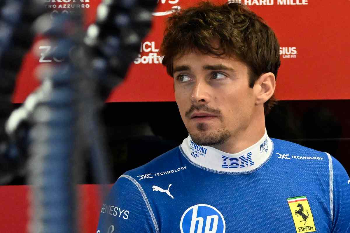 Leclerc guarda i monitor ai box Ferrari