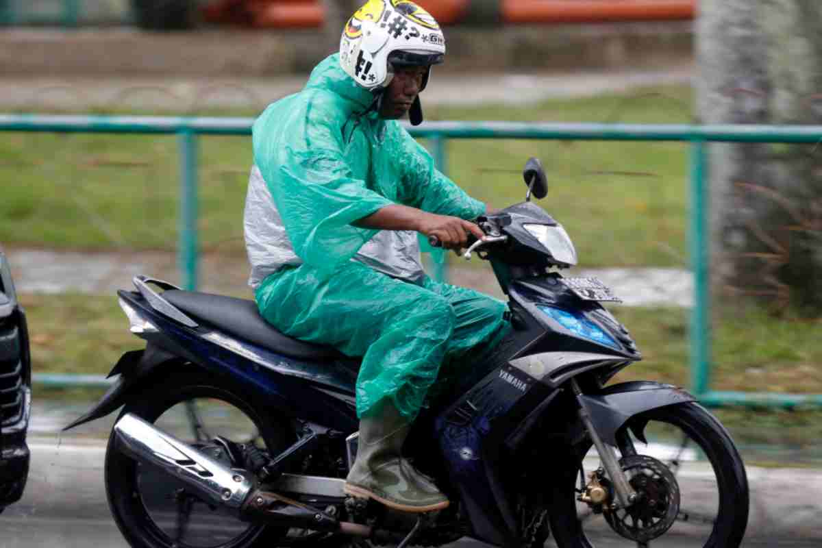 Pioggia su ragazzo in motorino