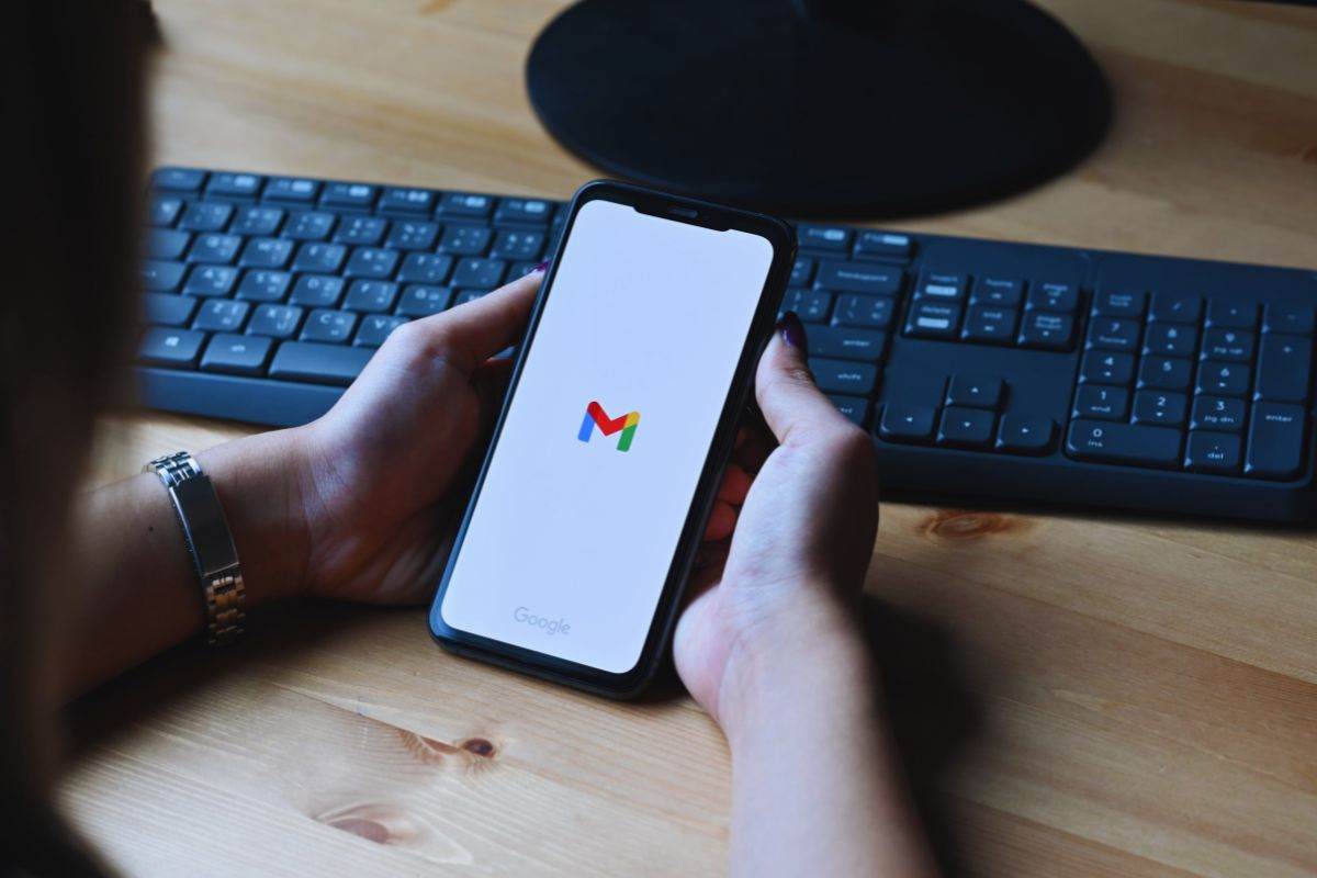 Persona che accede su Gmail da smartphone