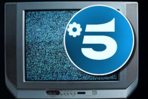 Segnale statico su una vecchia tv e, in evidenza, il simbolo di Canale 5