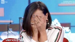 caterina balivo si mette le mani in faccia