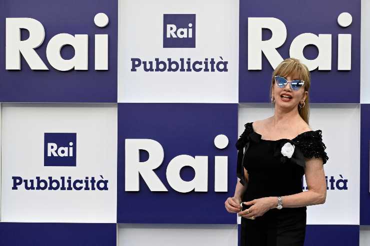 milly carlucci davanti ai cartelloni della rai