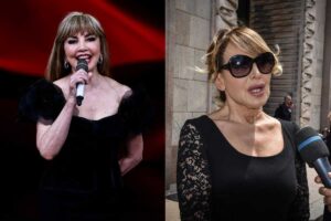 milly carlucci al microfono e barbara d'urso con occhiali da sole