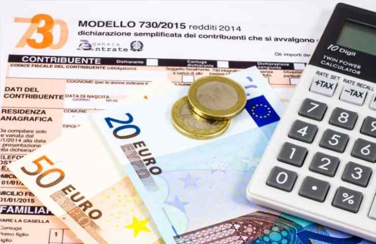 modello 730, soldi e calcolatrice