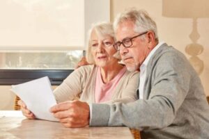 Pensionati leggono una lettera